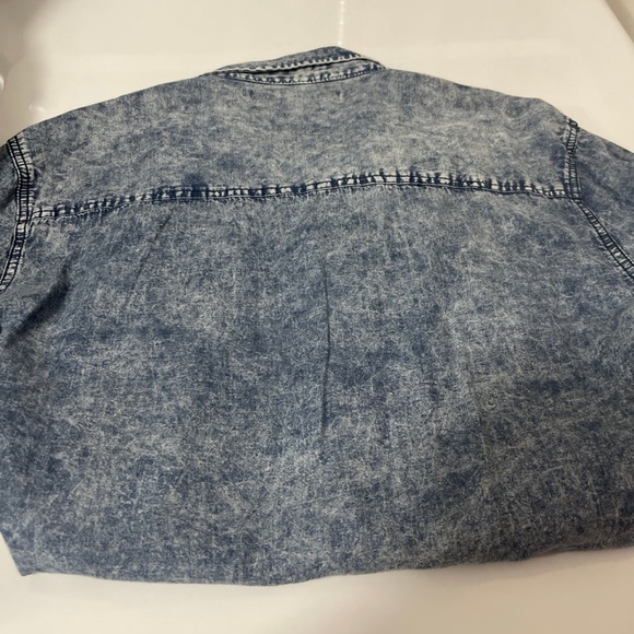 Men’s distressed short sleeve button down size large - Picture 6 of 6
